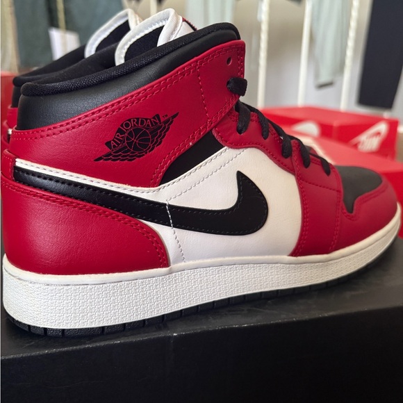 Chicago Black Toe Air Jordan 1s (GS) - Picture 2 of 5